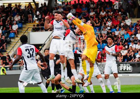 07. August 2024 in Frankfurt: Kevin Trapp, Torhüter von Eintracht Frankfurt, schlägt den Ball, als Teamkollegen sich gegen den FSV Frankfurt verteidigen. Stockfoto