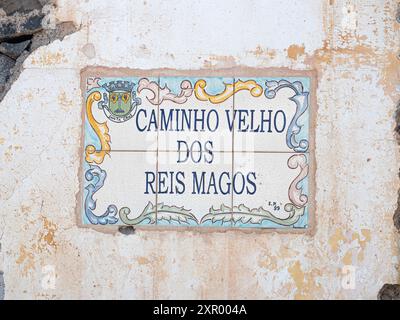 Straßenschild aus Fliesen, Canico de Baixo, Madeira. Es bedeutet den alten Weg der drei Magien (drei Weisen). Stockfoto
