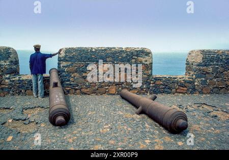 Kap Verde, Santiago Island, Cidade Velha. Mann auf der Forte Real Sao Felipe, einem Sklavenhandelsfort, das die ehemalige Hauptstadt beherrscht. Stockfoto