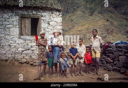 Kap Verde, Santo Antao Island. Große Familie vor ihrem Haus in den Bergen. Stockfoto
