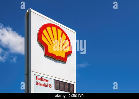 Novi Sad, Serbien - 10. Mai 2024: Shell PLC-Logo an der Tankstelle in Serbien. Shell ist ein britisches multinationales Öl- und Gasunternehmen. Stockfoto