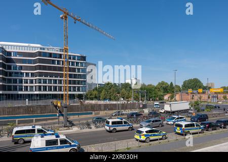 Deutschland Berlin 7. August 2024. Polizeiautos parken entlang einer Stadtstraße. Berliner Polizei. Stockfoto