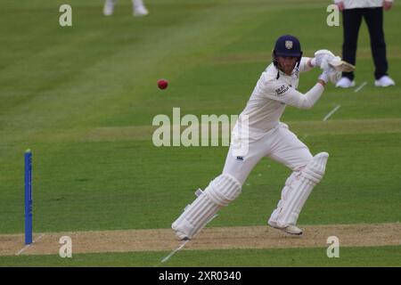 Chester le Street, England, 27. April 2023. Graham Clark schlug für Durham gegen Derbyshire während eines Spiels in der LV= County Championship Division Two im Seat Unique Riverside, Chester-le-Street. Quelle: Colin Edwards Stockfoto