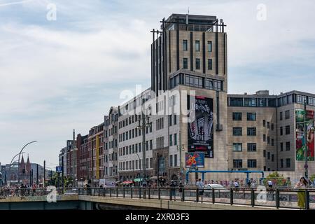 Deutschland Berlin 7. August 2024. Ein Gebäude in der Warschauer Straße, in dem viele Leute laufen. Gebäude in Berlin. Stockfoto