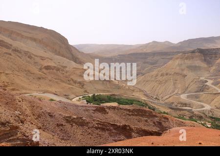 Die Berglandschaft rund um die heißen Quellen von Ma'in in Jordanien (Bergwasserfälle mit heißem Wasser und Dampf) Stockfoto