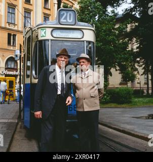 Auf dem Abstellgleis - ein Beppo-Brem-Special, Sendung vom Bayerischen Rundfunk, 1990, Regie: Bernd Fischerauer, Szene vor der Münchner Strassenbahn Nr. 20: Beppo Brem als Hias Holzinger, Toni Berger als Ludwig Königseder Stockfoto