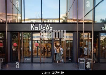 Deutschland Berlin 7. August 2024. Ein Schild mit dem Namen des KaDeWe-Geschäfts über dem Eingang zum Gebäude. Ein Supermarktschild. Stockfoto