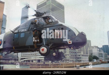 Wessex HC Mk2 Hubschrauber der No 28 (AC) Squadron, RAF SEK Kong, Landung auf dem Hubschrauberlandeplatz in der HMS Tamar, Hongkong, Datum 1996. Im Hintergrund befindet sich das Prince of Wales Building, das Hauptquartier der British Forces Hong Kong, heute das Hauptquartier der People's Liberation Army in Hongkong Stockfoto