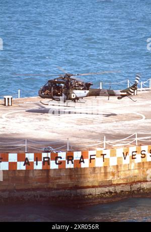 Westland Scout Hubschrauber der No 660 Squadron, Army Air Corps, schweben über dem Hubschrauberlandeplatz der HMS Tamar, dem Hauptquartier der British Forces in Hongkong. Das Bild wurde um 1995 aufgenommen, bevor das Territorium 1997 an China zurückgegeben wurde Stockfoto