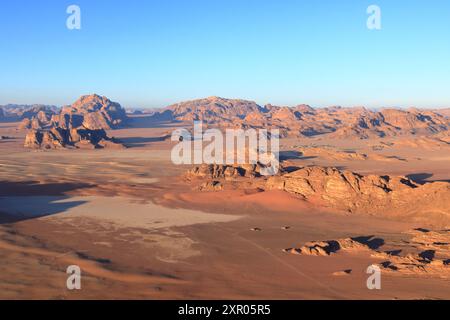 Die berühmte Wüste Wadi Rum in Jordanien aus der Vogelperspektive von einem Heißluftballon aus Stockfoto