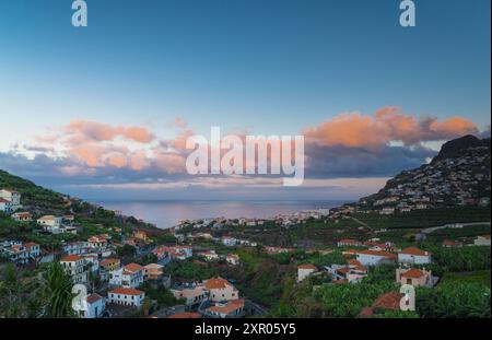 Blick auf den Hafen von Camara de Lobos vom Quinta da Saraiva Hotel, Madeira Portugal. Juni 2024 Stockfoto