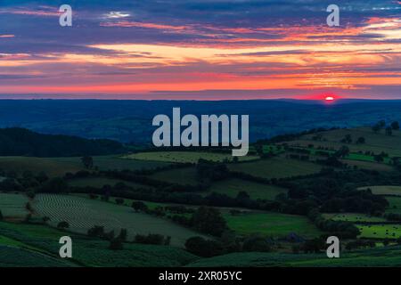 Die untergehende Sonne über der walisischen Landschaft mit Blick auf Bronllys von Hay Bluff Powys Wales, Großbritannien, Juli 2024 Stockfoto