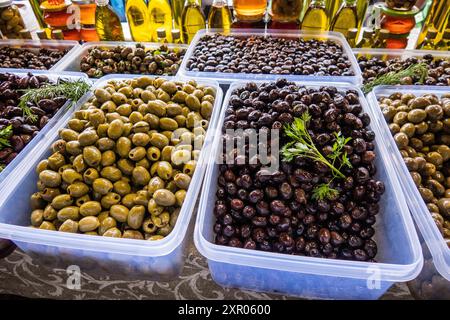 Oliven und Honig zum Verkauf auf dem öffentlichen Markt, Altstadt, Kotor, Montenegro Stockfoto