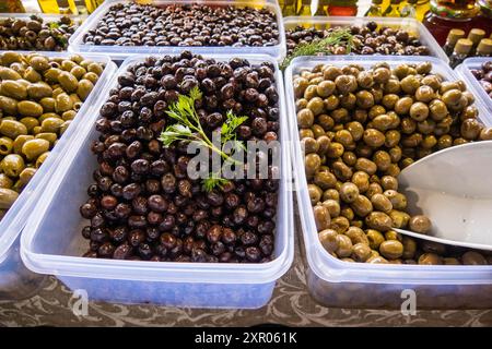 Oliven und Honig zum Verkauf auf dem öffentlichen Markt, Altstadt, Kotor, Montenegro Stockfoto