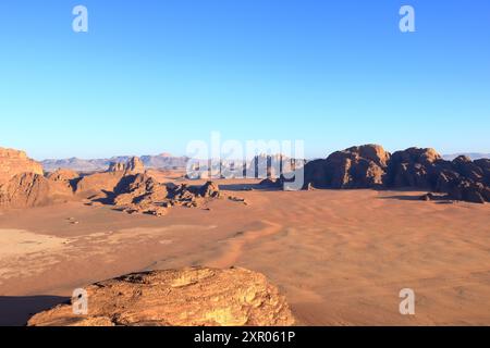 Die berühmte Wüste Wadi Rum in Jordanien aus der Vogelperspektive von einem Heißluftballon aus Stockfoto