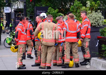 Manchester, Großbritannien, 8. August 2024. Polizei-Cordon auf der Portland Street, im Zentrum von Manchester, Großbritannien. Das Pressebüro GMP sagte: „Um 14:20 Uhr reagierten Beamte auf Berichte über einen Angriff in Piccadilly Gardens. Beamte nahmen Teil und es wurde festgestellt, dass ein Mann eine Flüssigkeit auf ihn geworfen hatte, die getestet und negativ auf Säure oder schädliche Substanzen bestätigt wurde. Der Mann wurde aus Vorsichtsgründen ins Krankenhaus gebracht. Zu diesem Zeitpunkt wurden keine Festnahmen vorgenommen, und es laufen Ermittlungen. Alle, die Informationen haben, sollten sich unter der Nummer 101 an die Polizei wenden, unter Angabe des Protokolls 1804 vom 24.08.“ Quelle: Terry Waller/Alamy Live News Stockfoto