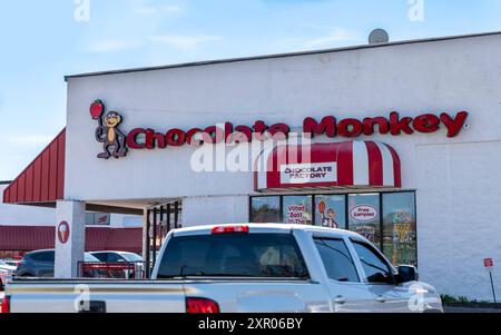 PIGEON FORGE, TN - 12. März 2024: Schokoladenaffe-Süßwarenladen und Fahrzeuge auf dem Parkplatz. Stockfoto