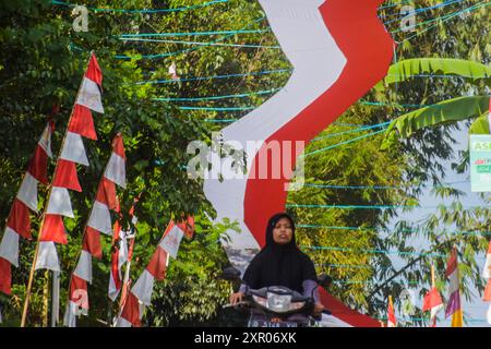 8. August 2024, West Bandung Regency, West Java, Indonesien: Ein Motorradpass unter einem 240 Meter langen rot-weißen Tuch, um den 79. Jahrestag der Unabhängigkeit der Republik Indonesien im Pasirpogor Village, West Bandung Regency, West Java, zu begrüßen. (Kreditbild: © Dimas Rachmatsyah/ZUMA Press Wire) NUR REDAKTIONELLE VERWENDUNG! Nicht für kommerzielle ZWECKE! Stockfoto