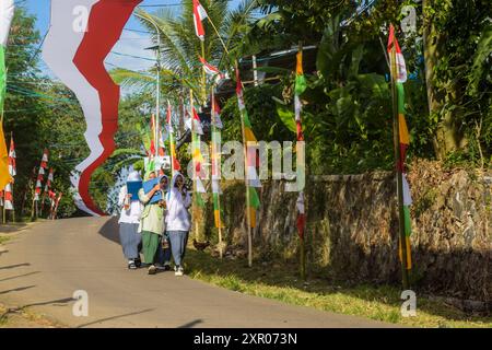 8. August 2024, West Bandung Regency, West Java, Indonesien: Studenten gehen unter einem 240 Meter langen rot-weißen Tuch, um den 79. Jahrestag der Unabhängigkeit der Republik Indonesien im Pasirpogor Village, West Bandung Regency, West Java, zu begrüßen. (Kreditbild: © Dimas Rachmatsyah/ZUMA Press Wire) NUR REDAKTIONELLE VERWENDUNG! Nicht für kommerzielle ZWECKE! Stockfoto