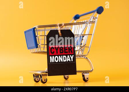 8. August 2024: Einkaufswagen mit Preisschild: Cyber Monday. Verkaufsereignis für Technologie nach dem Black Friday. FOTOMONTAGE *** Einkaufwagen mit einem Preisschild: Cyber Monday. Verkaufsveranstaltung für Technik nach dem Black Friday. FOTOMONTAGE Stockfoto