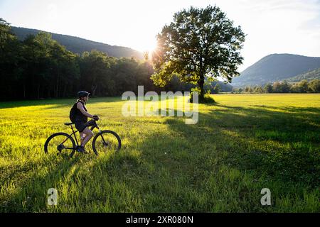 Frau, Tourist, Radfahrer auf einer Radtour, Erkundung der schönen Wiesen in der Nähe des Flusses Krka in Dolenjska Region, Dolenjske toplice, Slowenien Stockfoto