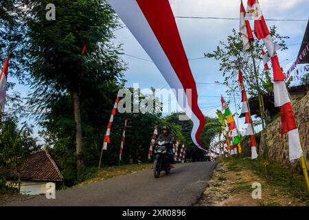 8. August 2024, West Bandung Regency, West Java, Indonesien: Ein Motorradpass unter einem 240 Meter langen rot-weißen Tuch, um den 79. Jahrestag der Unabhängigkeit der Republik Indonesien im Pasirpogor Village, West Bandung Regency, West Java, zu begrüßen. (Kreditbild: © Dimas Rachmatsyah/ZUMA Press Wire) NUR REDAKTIONELLE VERWENDUNG! Nicht für kommerzielle ZWECKE! Stockfoto