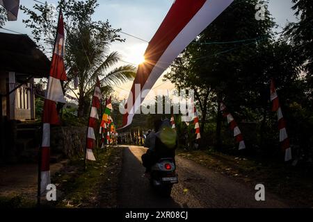 8. August 2024, West Bandung Regency, West Java, Indonesien: Ein Motorradpass unter einem 240 Meter langen rot-weißen Tuch, um den 79. Jahrestag der Unabhängigkeit der Republik Indonesien im Pasirpogor Village, West Bandung Regency, West Java, zu begrüßen. (Kreditbild: © Dimas Rachmatsyah/ZUMA Press Wire) NUR REDAKTIONELLE VERWENDUNG! Nicht für kommerzielle ZWECKE! Stockfoto