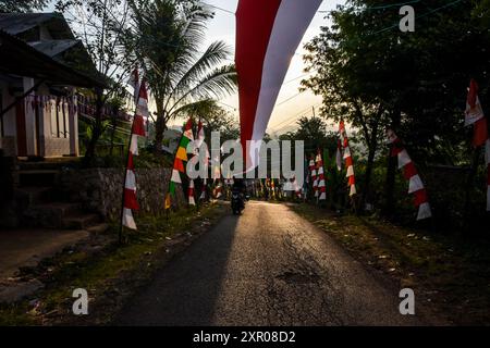 8. August 2024, West Bandung Regency, West Java, Indonesien: Ein Motorradpass unter einem 240 Meter langen rot-weißen Tuch, um den 79. Jahrestag der Unabhängigkeit der Republik Indonesien im Pasirpogor Village, West Bandung Regency, West Java, zu begrüßen. (Kreditbild: © Dimas Rachmatsyah/ZUMA Press Wire) NUR REDAKTIONELLE VERWENDUNG! Nicht für kommerzielle ZWECKE! Stockfoto