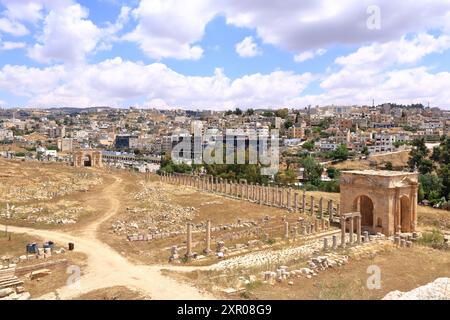 Jerash in Jordanien - 07. Mai 2024: Blick auf die moderne Stadt vom Archäologischen Museum Stockfoto