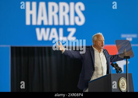 Detroit, USA. August 2024. Tim Walz, der Mitstreiter des US-Vizepräsidenten Kamala Harris, spricht während einer Wahlkampfveranstaltung in einem Flughafenhangar außerhalb von Detroit, Michigan, USA, am 7. August 2024. Die US-Vizepräsidentin Kamala Harris, die Kandidatin für den demokratischen Präsidenten, und ihr Kandidat Tim Walz am Mittwoch hielten Kundgebungen in Wisconsin und Michigan ab -- die Kampagne des Republikaners Donald Trump hat sich dieses Jahr zum Ziel gesetzt. Quelle: Hu Yousong/Xinhua/Alamy Live News Stockfoto