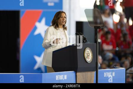 Detroit, USA. August 2024. US-Vizepräsidentin Kamala Harris, Nominierte für die demokratische Präsidentschaftskandidatin, spricht während einer Wahlkampfkundgebung in einem Flughafenhangar außerhalb von Detroit, Michigan, USA, am 7. August 2024. Die US-Vizepräsidentin Kamala Harris, die Kandidatin für den demokratischen Präsidenten, und ihr Kandidat Tim Walz am Mittwoch hielten Kundgebungen in Wisconsin und Michigan ab -- die Kampagne des Republikaners Donald Trump hat sich dieses Jahr zum Ziel gesetzt. Quelle: Hu Yousong/Xinhua/Alamy Live News Stockfoto