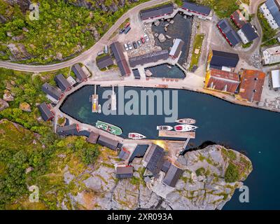 Hafen des Fischerdorfes Nusfjord bei Mitternachtssonne - aus der Vogelperspektive (Lofoten, Norwegen) Stockfoto