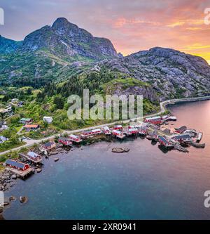 Fischerdorf Nusfjord bei Mitternachtssonne - aus der Vogelperspektive (Lofoten, Norwegen) Stockfoto