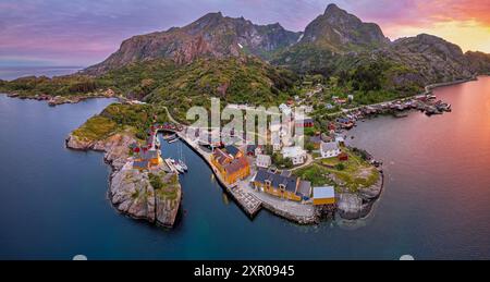 Fischerdorf Nusfjord bei Mitternachtssonne – Luftübersicht (Lofoten, Norwegen) Stockfoto