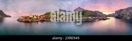 Fischerdorf Nusfjord bei Mitternachtssonne - Panoramablick aus der Luft (Lofoten, Norwegen) Stockfoto