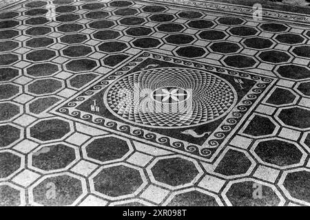 Mosaikboden in einem römischen Domus im Archäologischen Park der Ausgrabungsstätte in Empúries, Costa Brava 1957. Mosaikboden in einem römischen Domus im Archäologischen Park der Ausgrabungsstätte in Empúries, Costa Brava 1957. Stockfoto