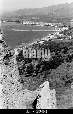 Oberhalb der Bucht von El Port de la Selva steht die romanische Kirche Santa Helena de Rodes, auch als Santa Creu de Rodes bekannt, deren Standort Ausblick über die Küstenlinie bis zu den Ausläufern der Pyrenäen bietet, Cap de Creus 1957. Über der Bucht von El Port de la Selva steht die romanische Kirche Santa Helena de Rodes, auch bekannt als Santa Creu de Rodes, deren Lage einen Blick über die Küste bis zu den Ausläufern der Pyrenäen, Cap de Creus 1957, bietet. Stockfoto