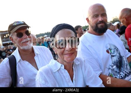 Burg Herzberg Festival 2024 - 28.07.2024, Breitenbach am Herzberg, Deutschland, GER - das Burg Herzberg Festival feiert in diesem Jahr seinen 54. Geburtstag unter dem Motto HIPPEACE UNITED C ãIn Frieden vereint sein ist angesagtÒ - wie in den vielen Jahren zuvor trifft sich hier die Hippie-Szene vom 25. bis 28. Juli in der Nähe der osthessischen Gemeinde Breitenbach am Herzberg, um auf der großen Festivalwiese Musik zu hören, zu tanzen und ausgelassen zu feiern. Zahlreiche Traktoren und Lkws mit ihren großen Wassertanks versorgt die Festival-Gemeinde. Festivalbesucher:innen mit weißer Oberbek Stockfoto