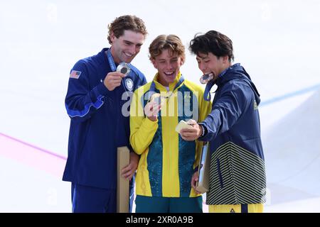 August 2024, Paris, Ile-De-France, Frankreich: Siegerehrung des Skateboarding Park Herrenfinales bei den Olympischen Spielen 2024 in Paris mit KEEGAN PALMER aus Australien, der seine Goldmedaille in der Mitte behält, während TOM SCHAAR aus Maliu, Kalifornien (links) Silber und AUGUSTO AKIO aus Brasilien Bronze in La Concorde in Paris (Bild: © Mickael Chavet/ZUMA Press Wire) NUR REDAKTIONELLE VERWENDUNG! Nicht für kommerzielle ZWECKE! Stockfoto