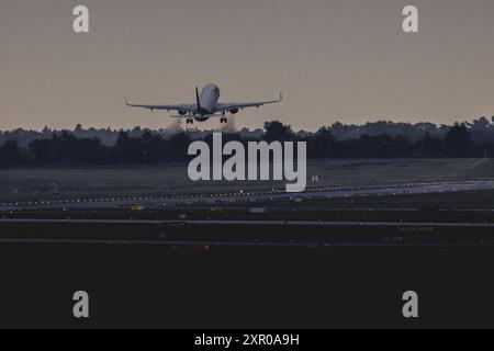 Ein Flugzeug der Airline Lufthansa startete, aufgenommen am Flughafen Berlin Brandenburg Willy BrandtöÄÃ BER in Schönefeld, 08.08.2024. Schönefeld De Stockfoto