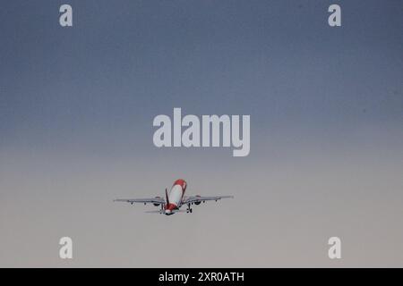 Ein Flugzeug der Billigfluggesellschaft easyjet, aufgenommen am Flughafen Berlin Brandenburg Willy BrandtöÄÃ BER in Schönefeld, 08.08.2024. Schönefeld Deutsc Stockfoto