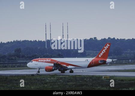 Ein Flugzeug der Billigfluggesellschaft easyjet, aufgenommen am Flughafen Berlin Brandenburg Willy BrandtöÄÃ BER in Schönefeld, 08.08.2024. Schönefeld Deutsc Stockfoto