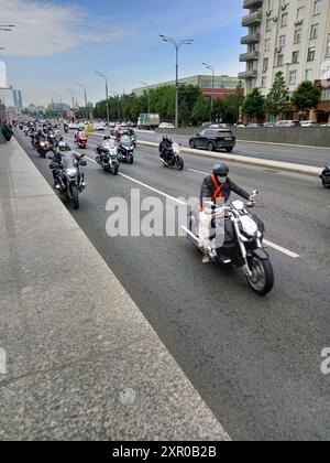 MOSKAU, RUSSLAND, - 26. Mai 2024: Russische Radfahrer fahren im Konvoi die Straße hinunter. Motorradfestival in Moskau. Stockfoto