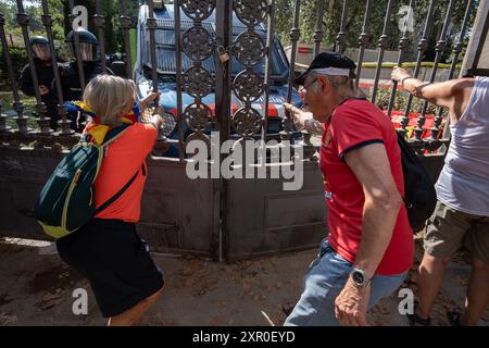 Demonstranten werden dabei gesehen, wie sie versuchen, den Ciutadella-Park zu betreten, um sich dem katalanischen Parlament zu nähern, wo die Einsetzung des sozialistischen Kandidaten Salvador Illa stattfindet. Nur wenige Stunden vor Beginn der parlamentarischen Einführungssitzung des Vorsitzenden der Sozialistischen Partei Kataloniens, Salvador Illa, und nachdem der ehemalige Präsident der katalanischen Generalitat, Carles Puigdemont, seine Anhänger unter Missachtung des Haftbefehls des spanischen Justizsystems zusammengerufen hatte, erschien er in Barcelona und hielt eine Rede vor seinen Anhängern unter dem Triumphbogen Stockfoto