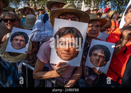 Demonstranten zeigen Porträts des ehemaligen Präsidenten Carles Puigdemont. Nur wenige Stunden vor Beginn der parlamentarischen Einführungssitzung des Vorsitzenden der Sozialistischen Partei Kataloniens, Salvador Illa, und nachdem der ehemalige Präsident der katalanischen Generalitat, Carles Puigdemont, seine Anhänger unter Missachtung des Haftbefehls des spanischen Justizsystems zusammengerufen hatte, erschien er in Barcelona und hielt eine Rede vor seinen Anhängern von der Bühne unter dem Triumphbogen-Denkmal. (Foto: Paco Freire/SOPA Images/SIPA USA) Stockfoto