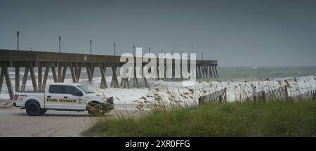 August 2024, North Carolina, USA. Ein Park-Ranger bewacht Wrightsville Beach, während der Tropical Storm Debby Johnnie Mercer's Pier im Südosten von North Carolina trifft. Darwin Brandis/Alamy Live News Stockfoto