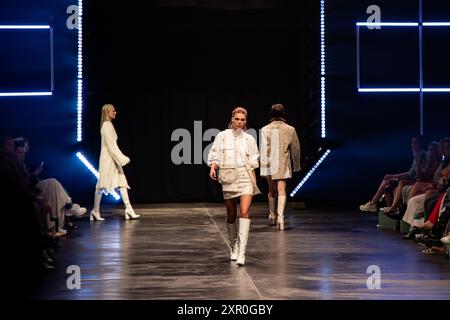 Berlin, Deutschland. Juli 2023. Models laufen auf der Marcel Ostertag Modenschau auf der Berlin Fashion Week Spring Summer 23/24 am 11. Juli 2023 in Berlin. (Foto: Emmanuele Contini/NurPhoto) Credit: NurPhoto SRL/Alamy Live News Stockfoto