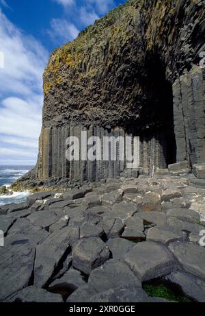 Fingals Cave mit Basaltsäulen, Treshnish Isles vor der Isle of Mull, Argyll, Schottland, Juli 1999 Stockfoto