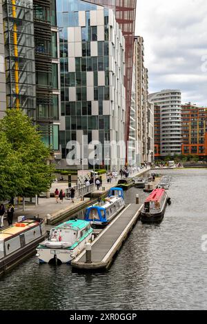 London, England, Großbritannien - 27. Juni 2024: Binnenschiffe auf dem Grand Union Canal bei Paddington im Zentrum von London. Stockfoto