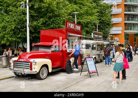 London, England, Großbritannien - 27. Juni 2024: Menschen in einem Street Food Truck in Paddington im Zentrum von London. Stockfoto